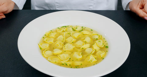 Cappelletti La Pasta di Camerino al "Prosciutto di Parma DOP" in brodo con erba cipollina