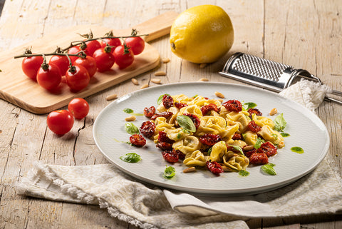 Cappelletti Mignon con "Vitellone Bianco dell'Appennino Centrale IGP" con pomodorini confit, pinoli e riduzione di basilico