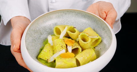 Paccheri con crema di asparagi, seppie e pane tostato