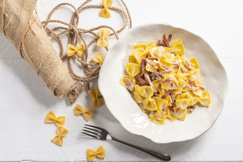 piatto di farfalle all'uovo con gorgonzola e speck