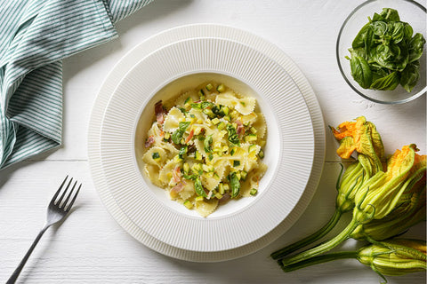 piatto di farfalle con fiori di zucca