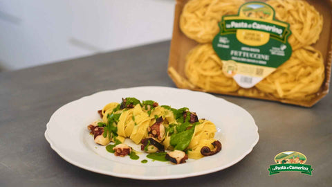 confezione e piatto di fettuccine con polpo, salsa verde e lime
