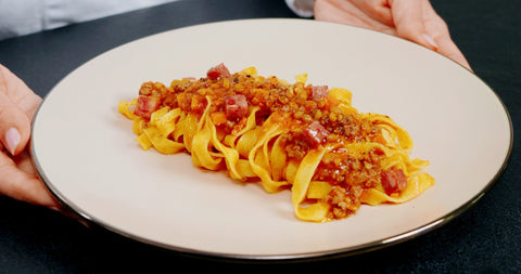 Fettuccine La Pasta di Camerino con ragù di carne, lenticchie e cotechino
