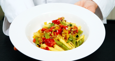 Garganelli Paglia e Fieno all'uovo La Pasta di Camerino con verdure miste di stagione