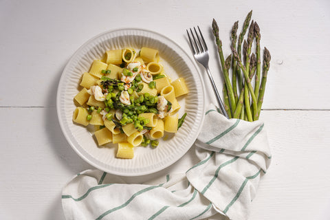 piatto di mezze maniche con asparagi e mazzancolle