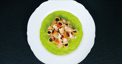 Mezze Maniche integrali La Pasta di Camerino al granchio blu, crema di piselli e menta