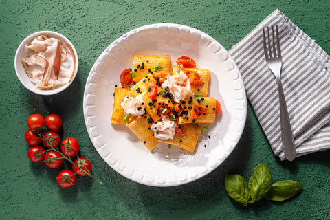 piatto di paccheri rigati con guanciale e perle di aceto balsamico