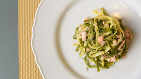Paglia e Fieno con salmone e burro aromatizzato al timo