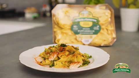 Pappardelle con broccoli, peperoncino e ricotta di mandorle