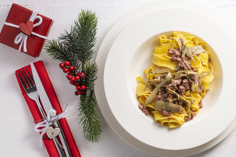 piatto di pappardelle con carciofi e zampone croccante