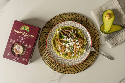 confezione e piatto di penne Hammurabi con avocado, guacamole e feta
