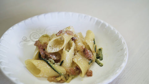 Pennoni con guanciale, zucchine e crema di pecorino