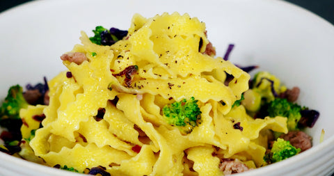 Reginelle La Pasta di Camerino con cavolo viola, broccoli, salsiccia e lardo