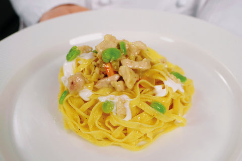 Rustiche all'uovo La Pasta di Camerino con ragù di coniglio, crema di primo sale e fave fresche