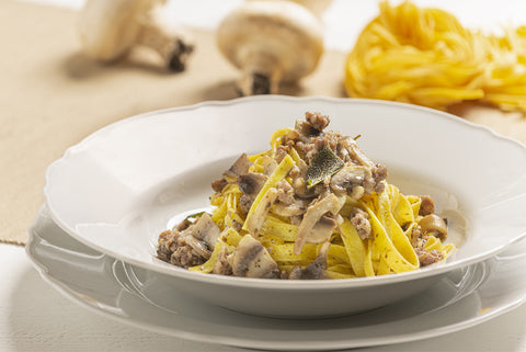 piatto di rustiche con funghi, salsiccia e salsa tartufata