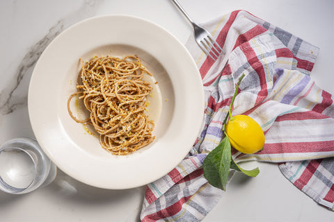 piatto di spaghetti con topinambur e sesamo croccante