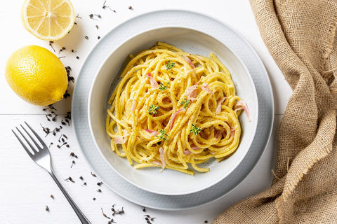 piatto di spaghetti alla chitarra con limone e pepe