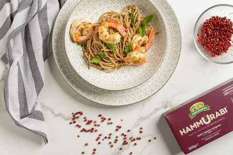 piatto di spaghetti Hammurabi con gamberoni e menta