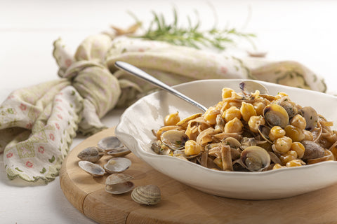 piatto di tagliatelle al farro con vongole e ceci