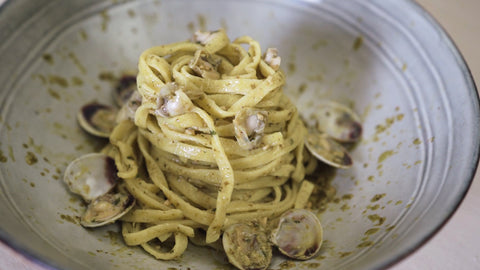 Tagliatelle con vongole e pesto di basilico