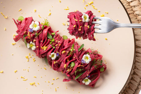Una pasta al profumo di primavera: ricette creative con fiori ed erbe.