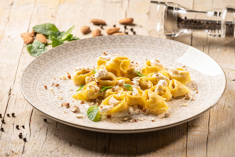 Tortelloni al Ciauscolo IGP e Ricotta di Colfiorito con fonduta di pecorino, mandorle e menta