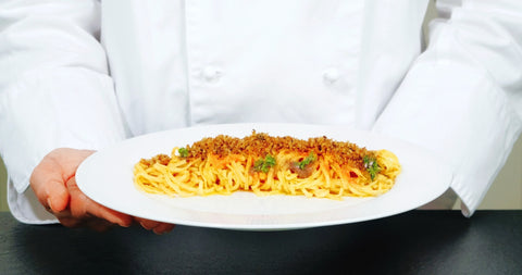 Chitarrine all'uovo La Pasta di Camerino con crema di alici, pomodorini Pachino arrostiti e pan grattato al timo