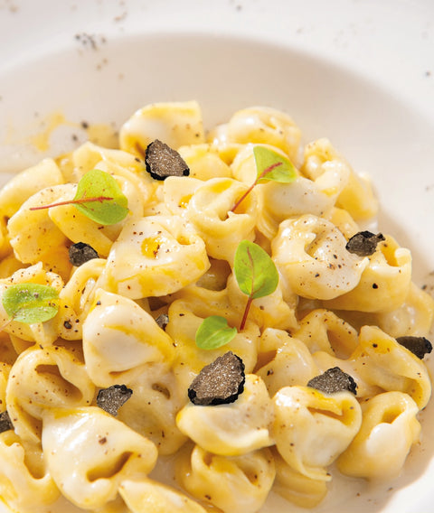 Tortellini antica ricetta con prosciutto crudo italiano e vitello italiano – piatto cucinato